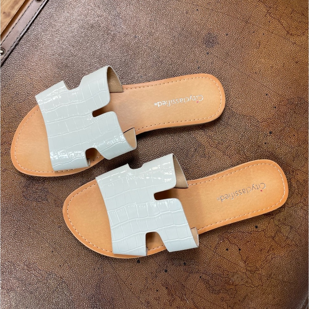 CityClassified Flip Flop White Slips-On Sandals. SZ:8.5